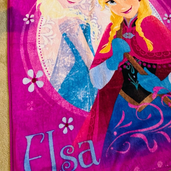 Frozen 2 Elsa & Anna blanket - Picture 3 of 5